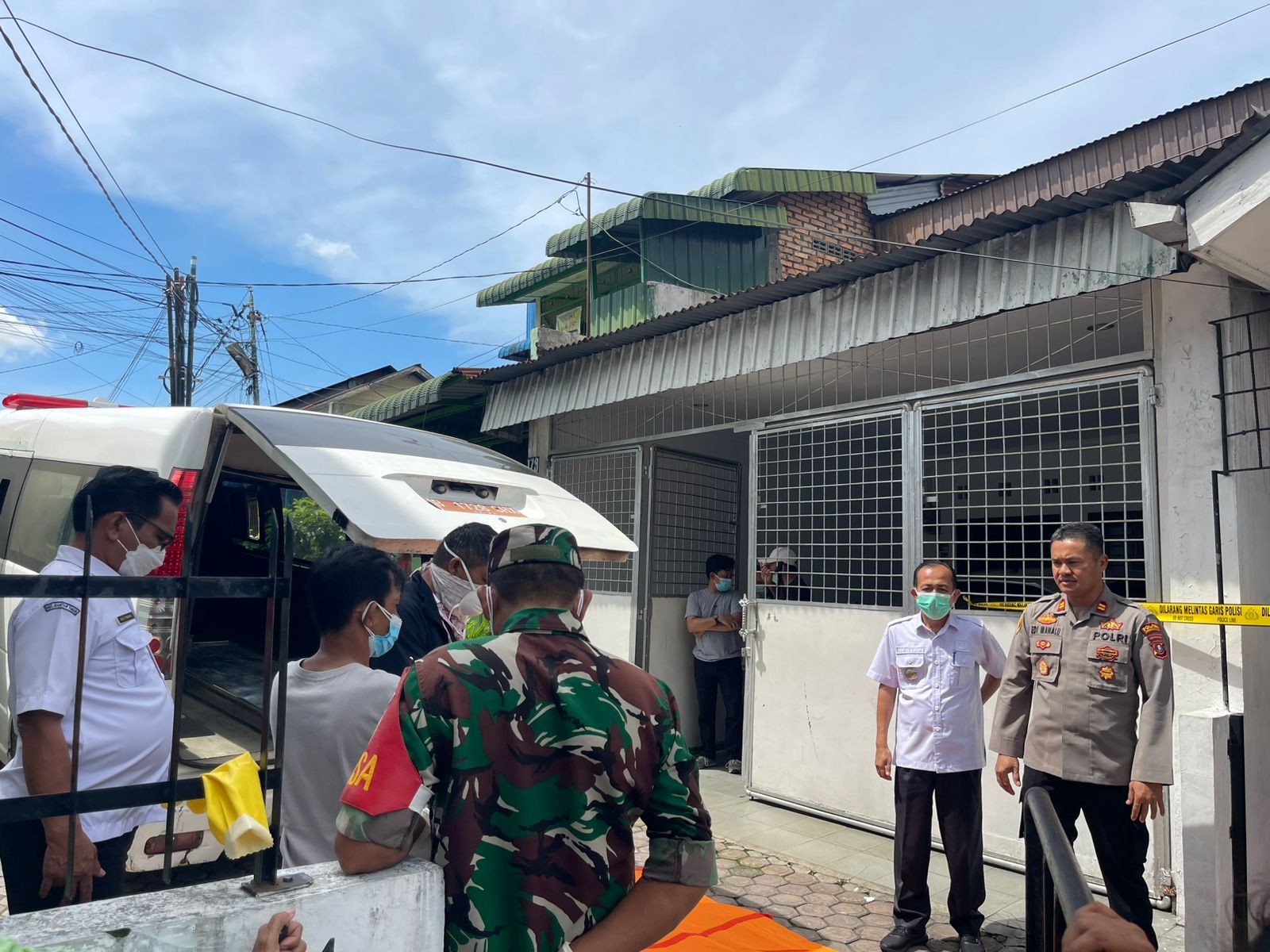 Petugas mengevakuasi jenazah lansia yang ditemukan meninggal dunia di dalam kamar kos di Jalan Pane, Kecamatan Siantar Timur, Pematangsiantar.