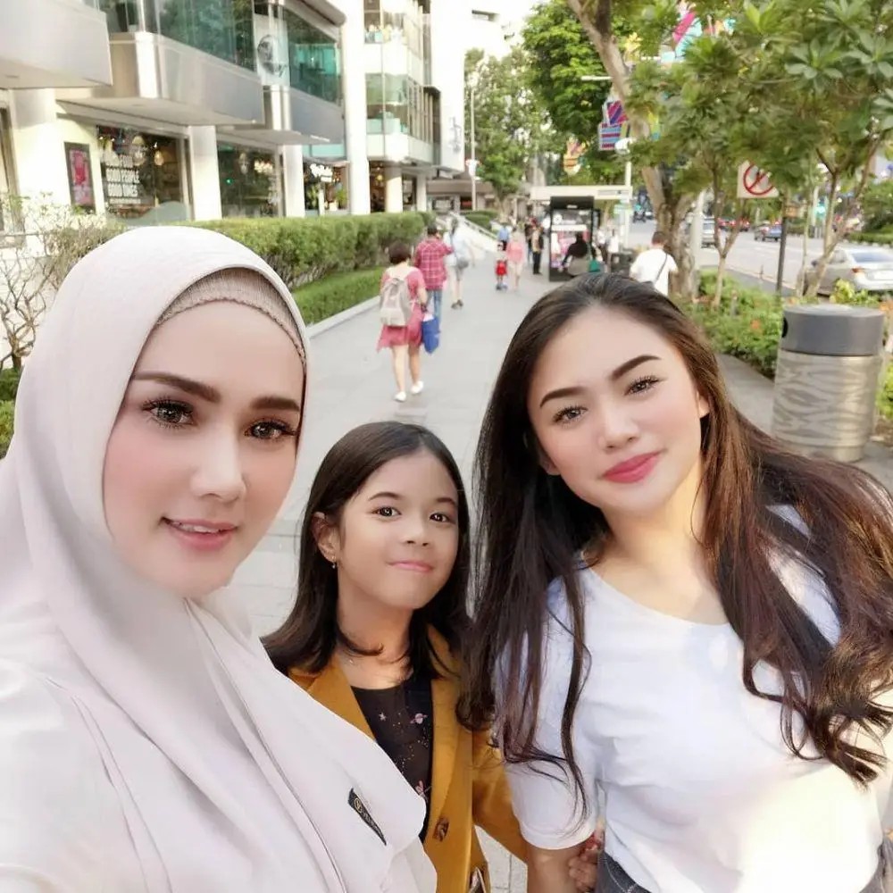 Mulan Jameela membagikan momen bahagia, memperlihatkan surat penerimaan putrinya, Tiara Savitri, diterima kuliah di New York, AS.