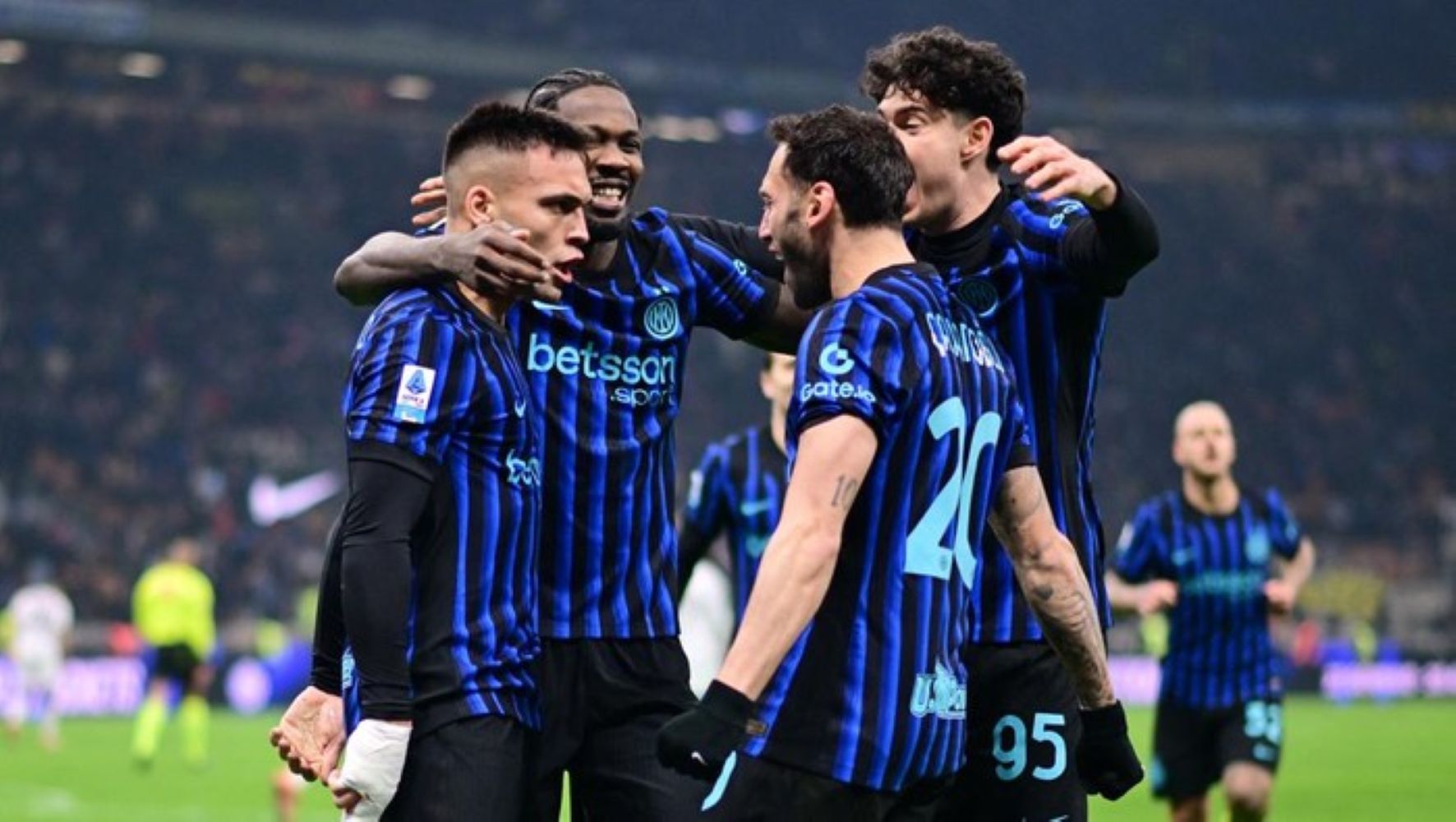 Marcus Thuram merayakan gol ketiga Inter Milan saat menghadapi Bologna di Giuseppe Meazza, membantu timnya menggusur AC Milan dari puncak klasemen Serie A.