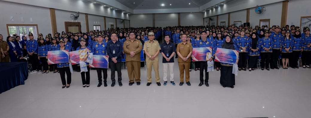 Bupati Simalungun Anton Achmad Saragih melantik dan menyerahkan SK pengangkatan kepada 820 PPPK Paruh Waktu di Aula T Djohan Garingging, Pamatang Raya.