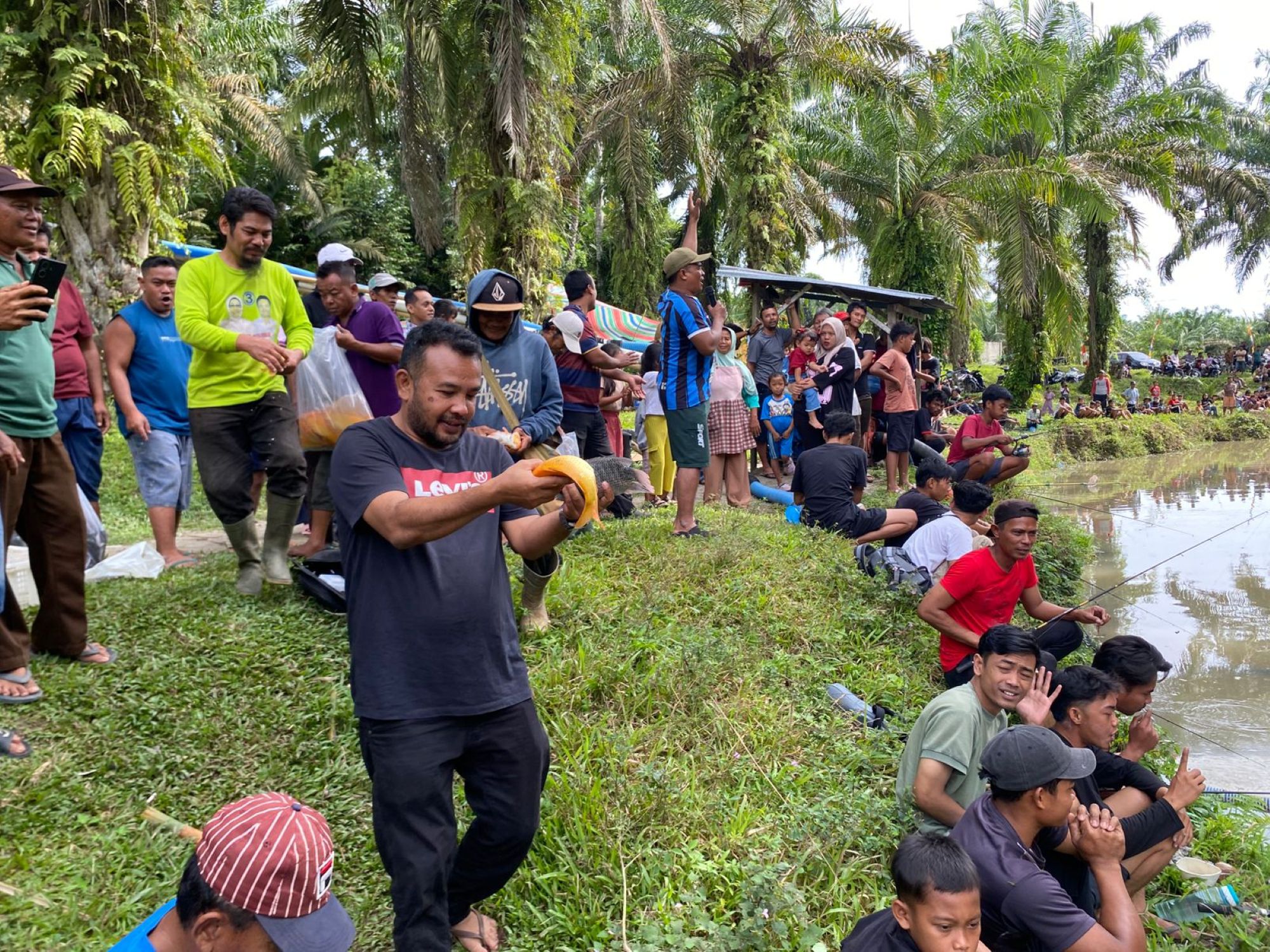 Pangulu Marubun Jaya Mega raya Purba melepaskan ikan mas dalam acara mancing bersama merayakan tahun baru 2026.