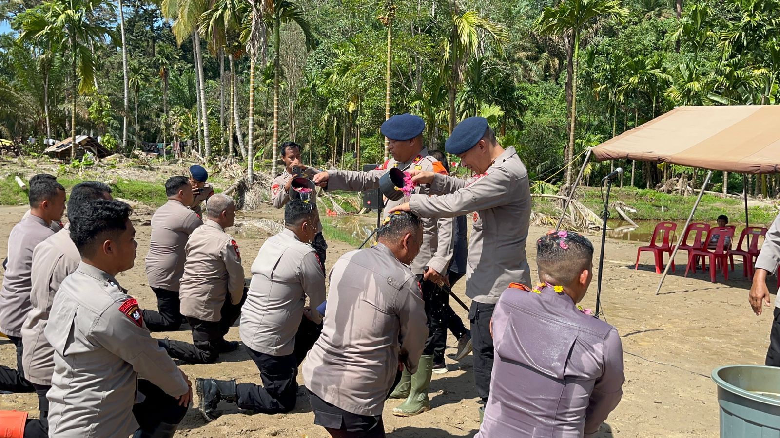 Personel Batalyon C Pelopor Sat Brimob Polda Sumut mengikuti upacara kenaikan pangkat di Posko Brimob Desa Garoga, Batang Toru, Tapanuli Selatan, Sabtu (312026).