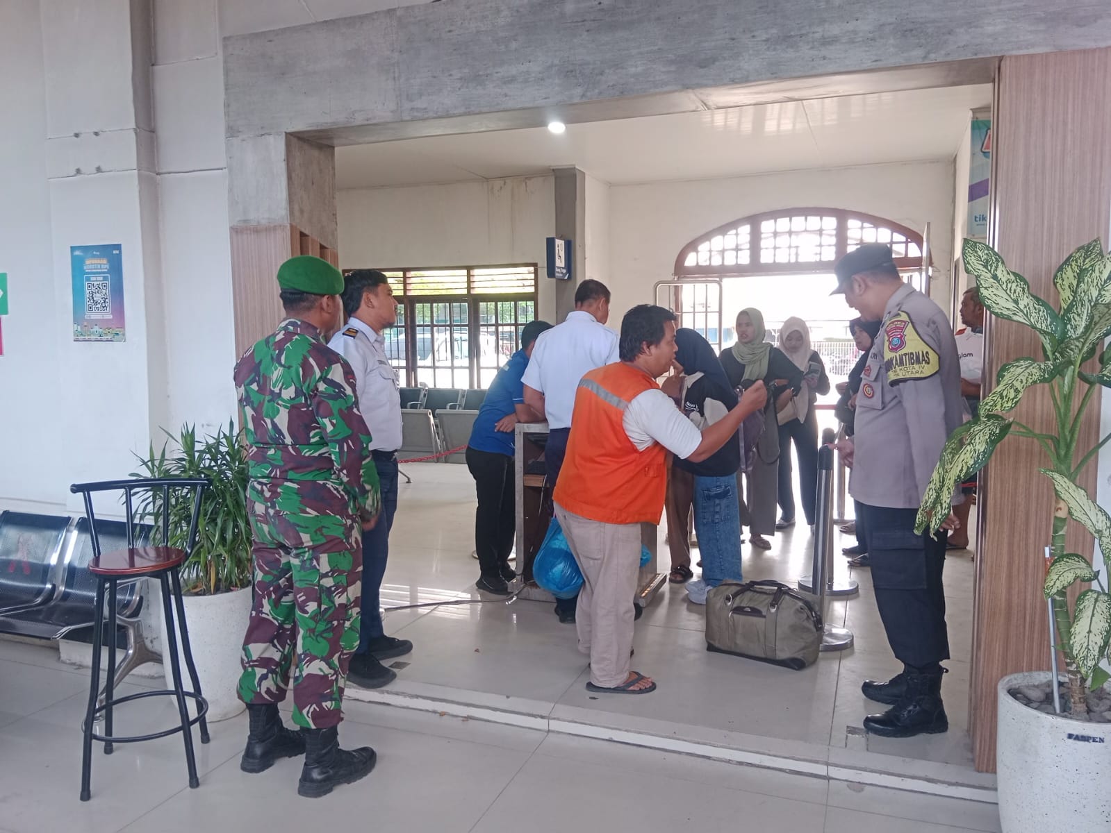 Personel gabungan TNI, Polri, dan petugas stasiun memperketat pengamanan arus balik Natal dan Tahun Baru di Stasiun Kereta Api Tanjungbalai.