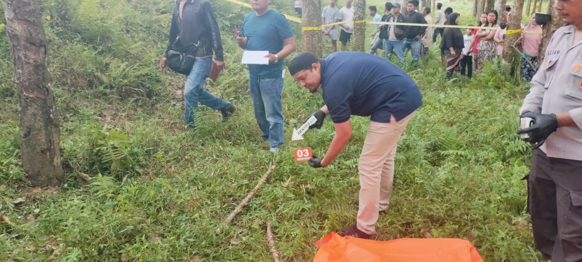 Petugas Sat Reskrim Polres Simalungun melakukan olah TKP di lokasi penemuan jenazah siswi SMP di kawasan perkebunan Dolok Merangir.