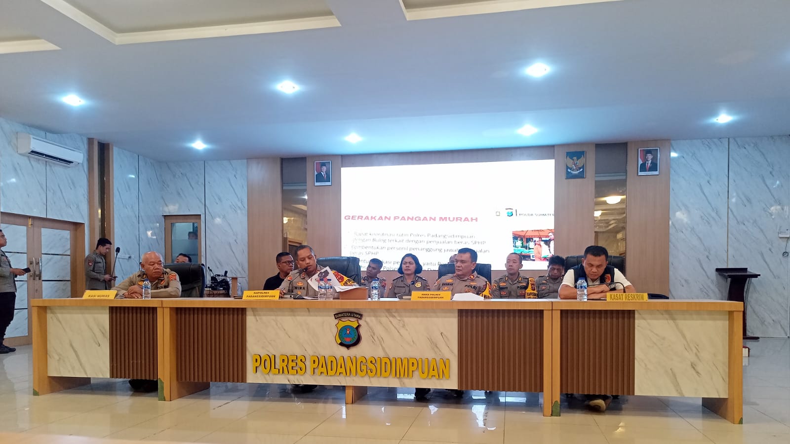 Kapolres Padangsidimpuan AKBP Dr. Wira Prayatna menyampaikan rilis kinerja sepanjang tahun 2025 didampingi pejabat utama Polres Padangsidimpuan.