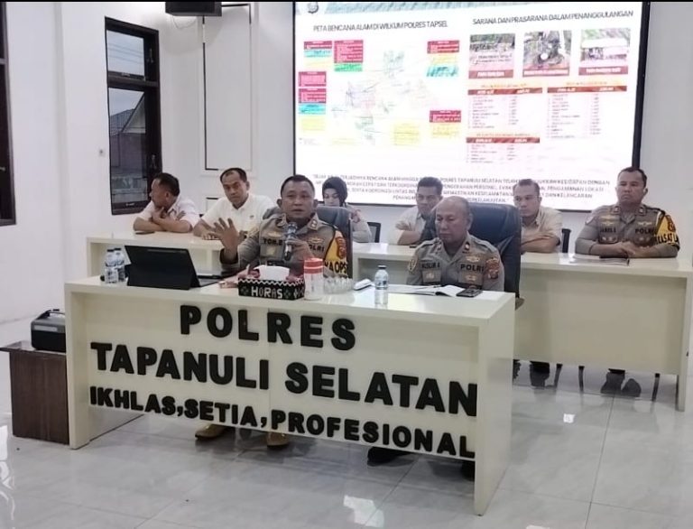 Kapolres Tapsel AKBP Yon Edi Winara didampingi Wakapolres Kompol Muslim Amin dan pejabat utama saat Press Rilis Akhir Tahun 2025 di Mapolres Tapsel.