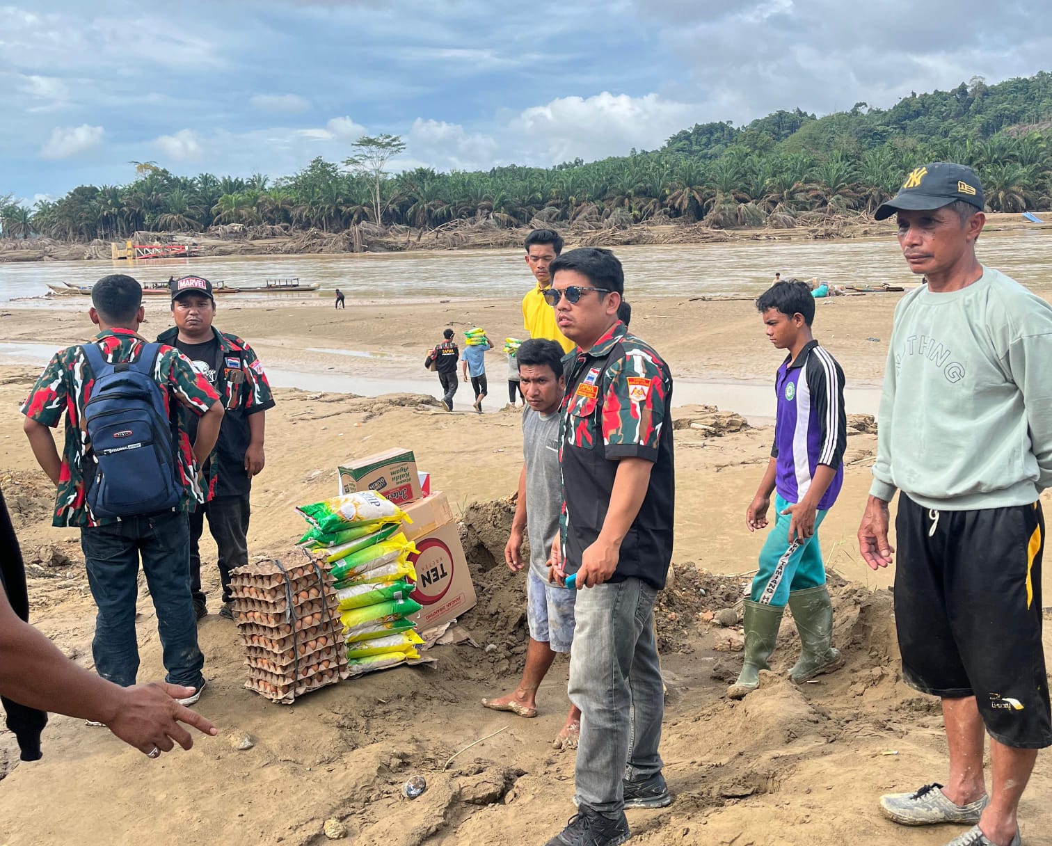 SAPMA LMP Karo menyerahkan bantuan sembako langsung ke warga Desa Batu Sumbang, Aceh Timur, Minggu (28/12/2025).