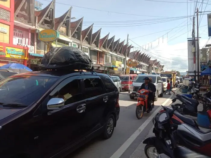 Petugas kepolisian mengatur arus lalu lintas kendaraan di Jalan Lintas Sumatera, Kabupaten Toba, saat arus balik Nataru 2026.