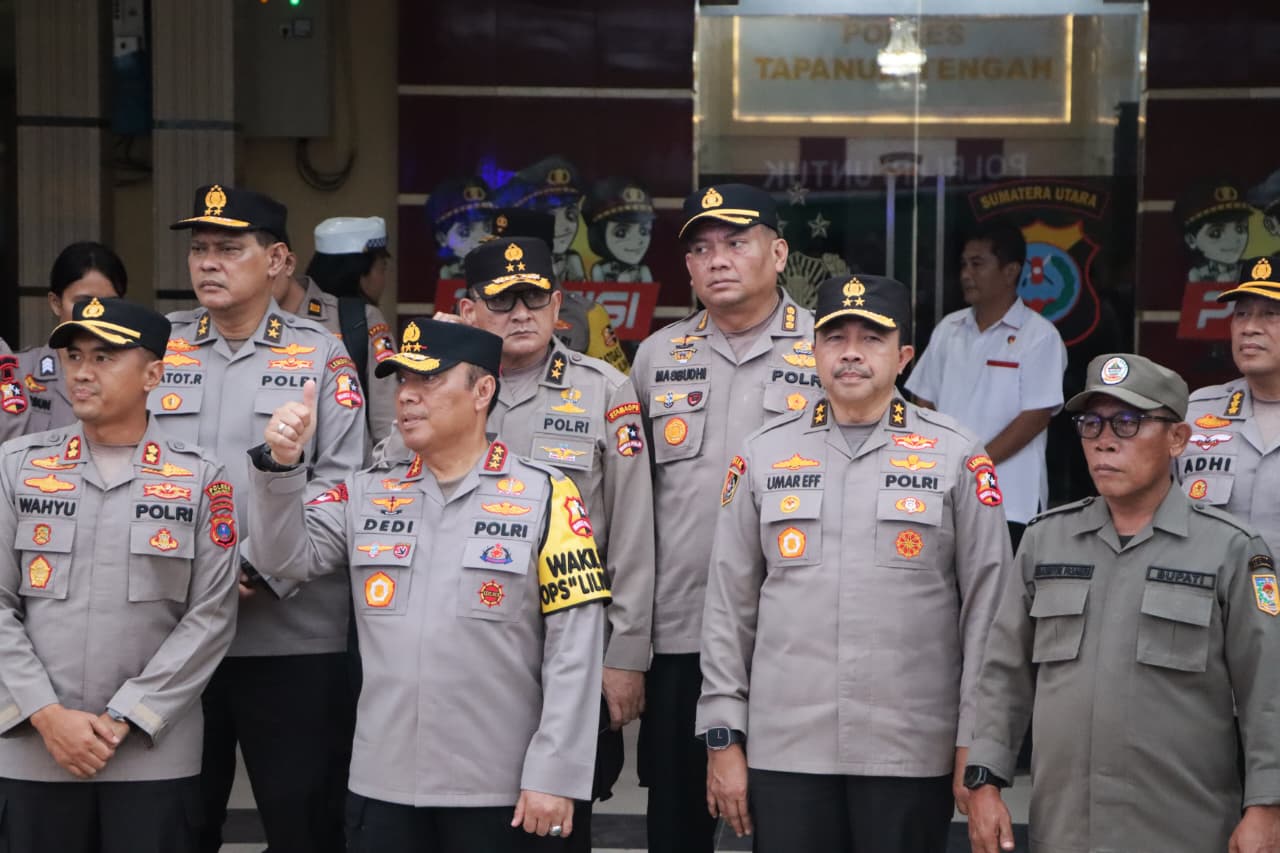Wakapolri Komjen Pol. Dedi Prasetyo memberikan keterangan terkait pengerahan 21 alat berat untuk percepatan penanganan bencana alam di Sumatera Utara, Selasa (31122025).