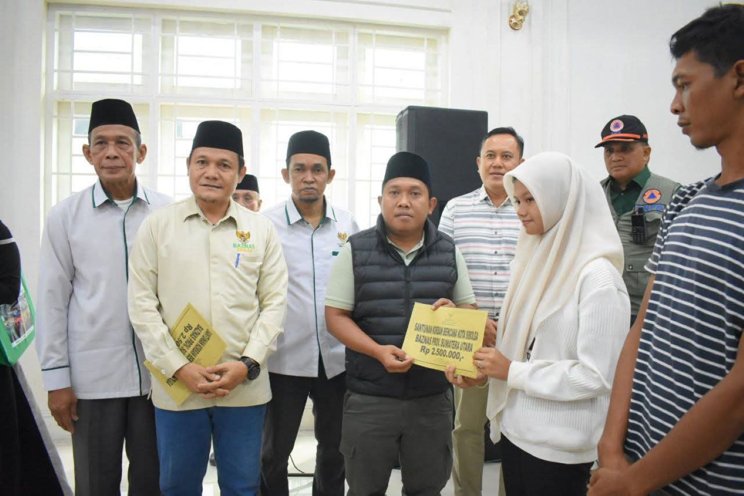 Wali Kota Sibolga Akhmad Syukri Nazry Penarik menyerahkan santunan kepada ahli waris korban bencana banjir dan longsor di Pendopo Rumah Dinas Wali Kota Sibolga, Sabtu (31/12).