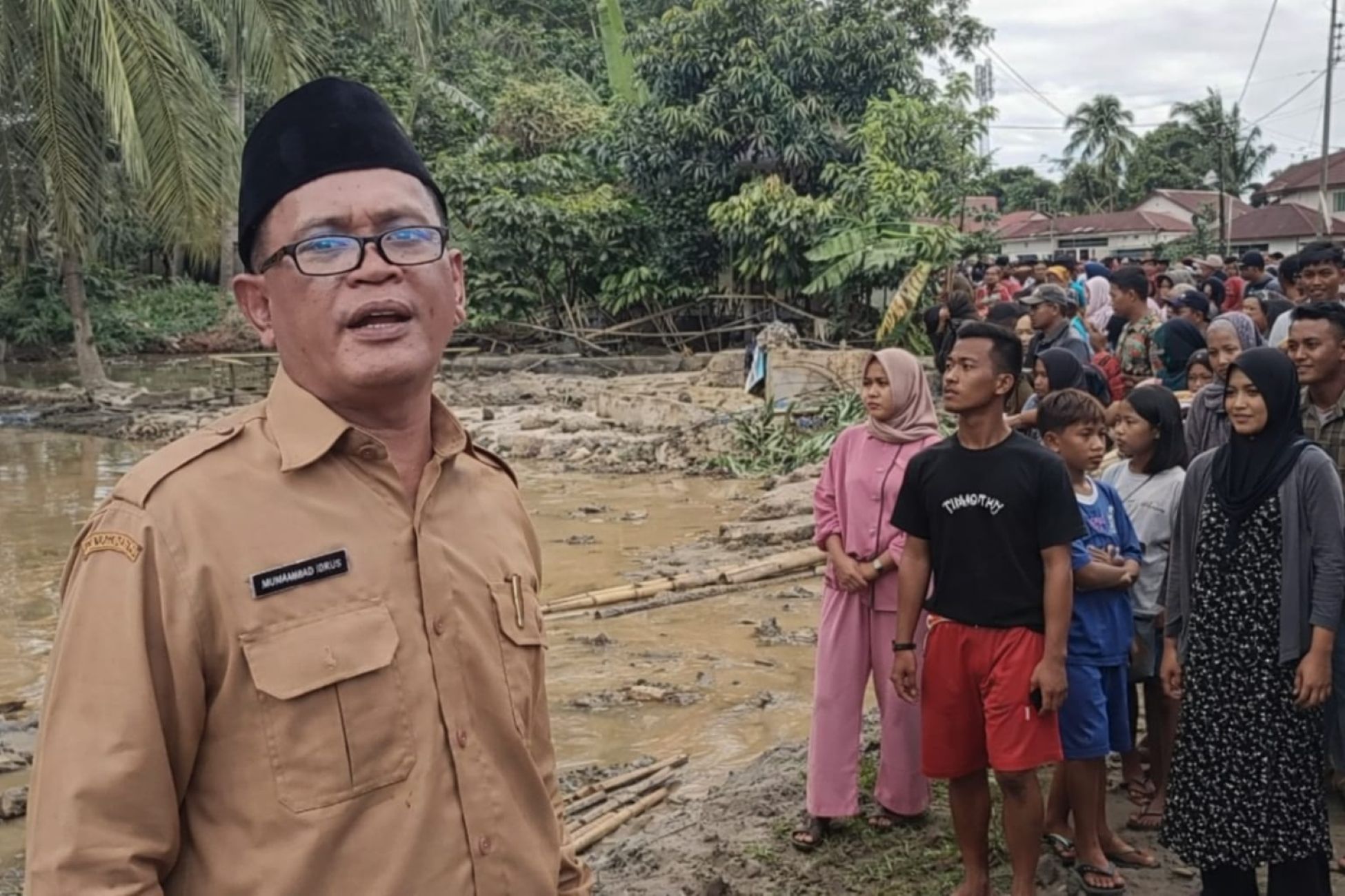 Warga mengepung Kantor Camat Barus, Kabupaten Tapanuli Tengah, Selasa (30/12/2025), memprotes klaim pemulihan bencana yang disebut telah mencapai 90 persen.