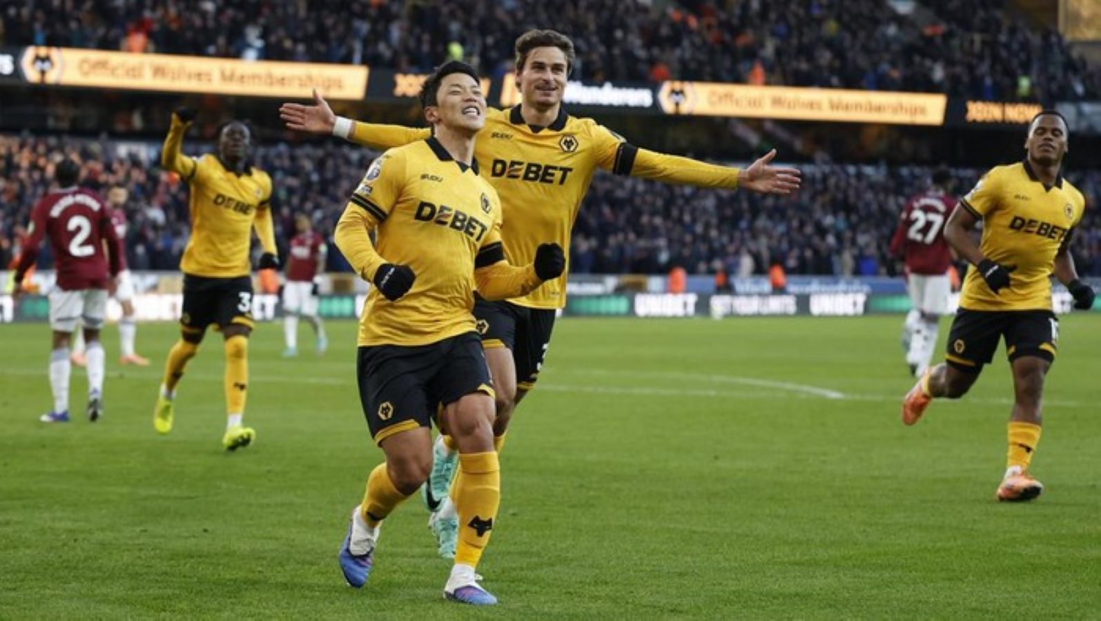 Wolverhampton Wanderers merayakan kemenangan perdana musim ini setelah menaklukkan West Ham 3-0 di Molineux Stadium.