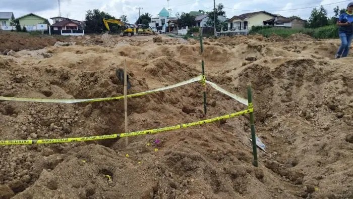 Teks Foto Lokasi proyek perumahan di Kelurahan Tambun Timur, Kecamatan Siantar Martoba, tempat bocah 7 tahun ditemukan tewas tertimbun tanah urukan.