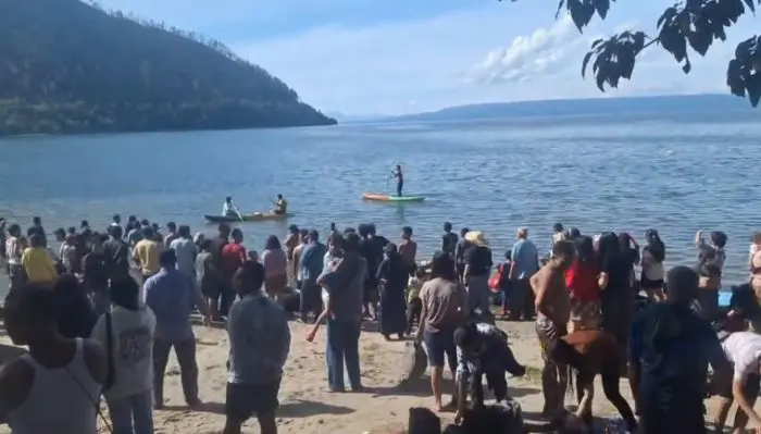 Warga dan aparat berada di lokasi Danau Toba, Desa Meat, Kecamatan Tampahan, Kabupaten Toba, tempat remaja asal Taput ditemukan tenggelam.