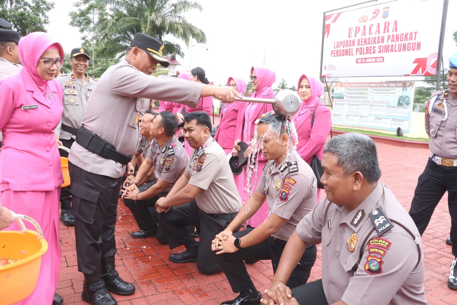 Upacara Korps Raport Kenaikan Pangkat 49 personel Polres Simalungun yang dipimpin Kapolres AKBP Marganda Aritonang di Mapolres Simalungun, Jumat (2/1/2026).