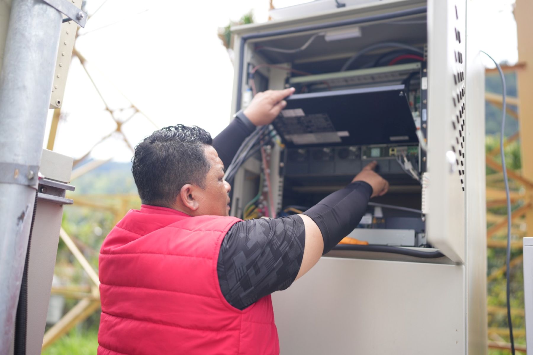 Telkomsel gotong royong bersama warga Gayo Lues.