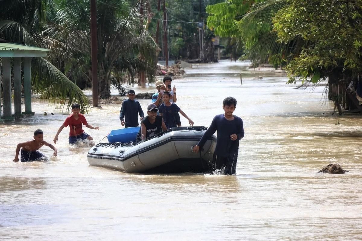 Desa Bandar Tarutung, Kecamatan Angkola Sangkunur, hingga Sabtu (3/1/2026), banjir masih menggenangi beberapa desa terdampak.