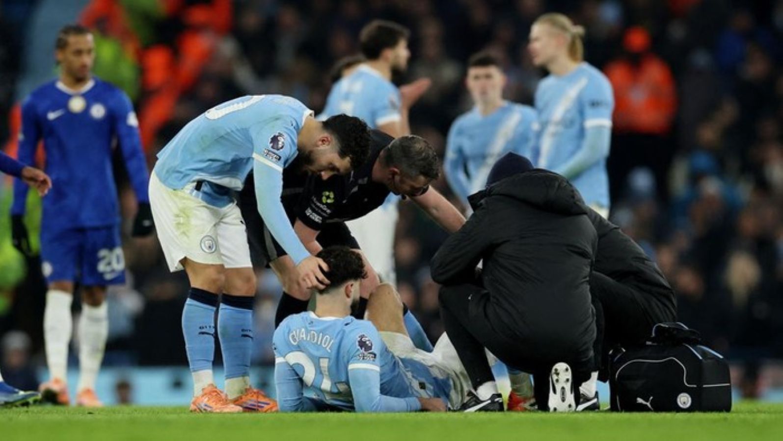 Bek Manchester City Josko Gvardiol ditarik keluar saat laga melawan Chelsea. Ia dipastikan mengalami patah tulang kering dan harus menjalani operasi.
