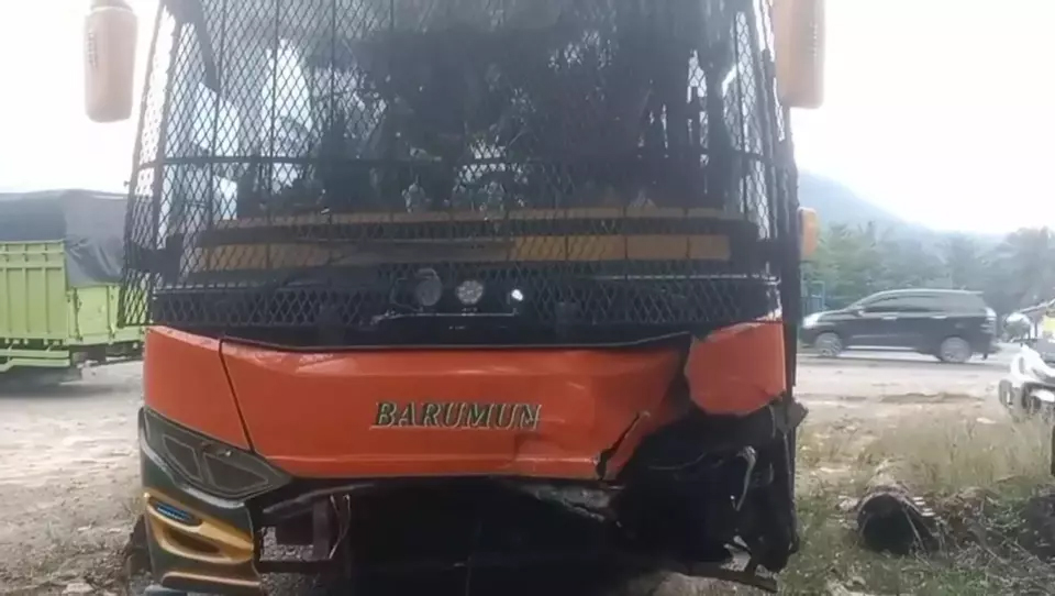 Bus Barumun yang terlibat kecelakaan adu banteng dengan truk Colt Diesel di Jalinsum, Labuhanbatu Utara.