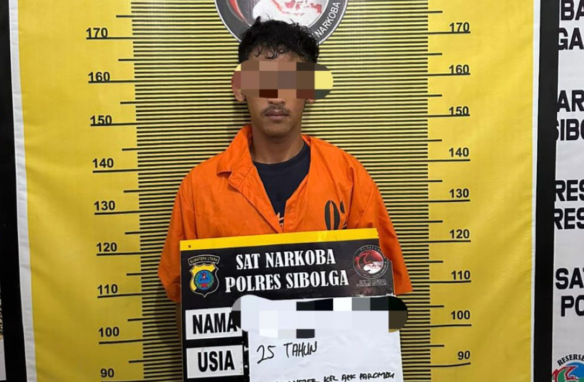 Petugas Satresnarkoba Polres Sibolga menunjukkan barang bukti pil ekstasi yang diamankan dari tersangka DS di Holyland Karaoke.