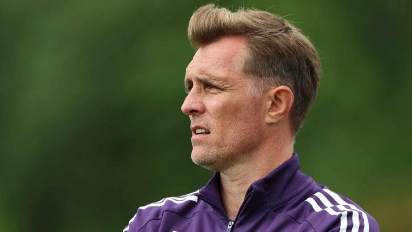 Darren Fletcher saat memimpin sesi latihan Manchester United. Mantan gelandang MU itu ditunjuk sebagai manajer interim hingga akhir musim.