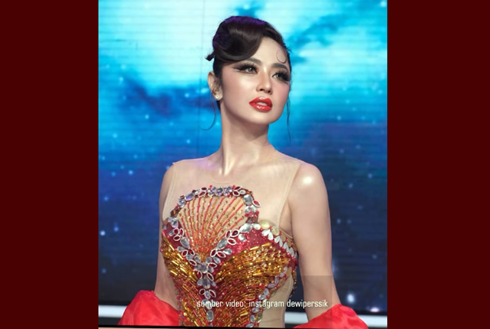 Pedangdut Dewi Perssik mengakui kabar kedekatannya dengan pria berlatar belakang militer.