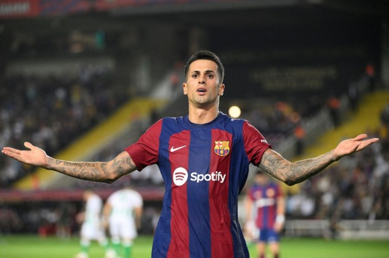 Joao Cancelo saat memperkuat Barcelona. Blaugrana membuka peluang untuk memulangkan bek sayap Portugal itu pada bursa transfer Januari.