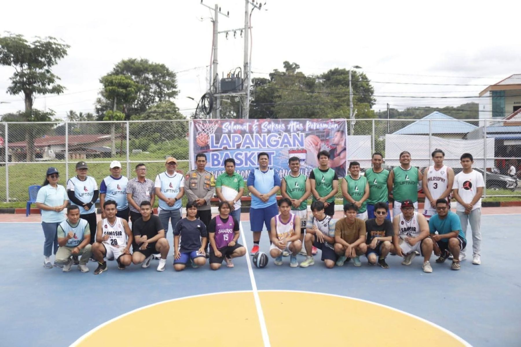 Bupati Samosir Vandiko T. Gultom melakukan lemparan bola perdana saat meresmikan lapangan basket di kawasan WFC Pangururan, tepi Danau Toba.