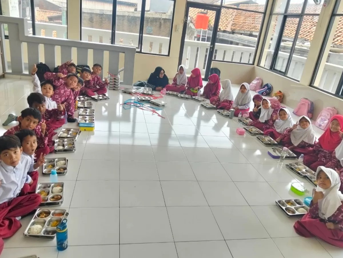 Ilustrasi program Makan Bergizi Gratis (MBG) yang telah menjangkau 55 juta penerima manfaat di Indonesia dalam satu tahun.