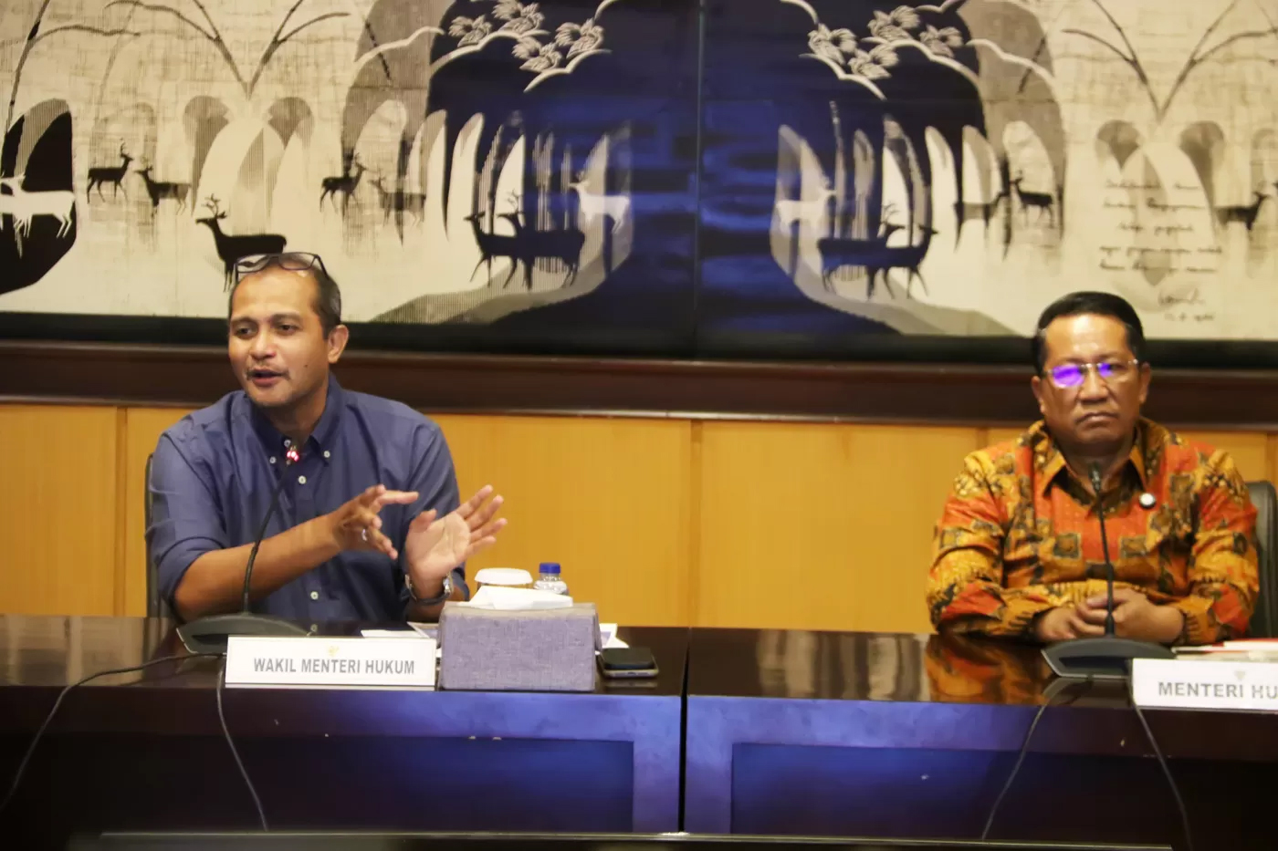 Menteri Hukum Supratman Andi Agtas bersama Wakil Menteri Hukum Edward Omar Sharif Hiariej saat konferensi pers penjelasan KUHP baru 2026.