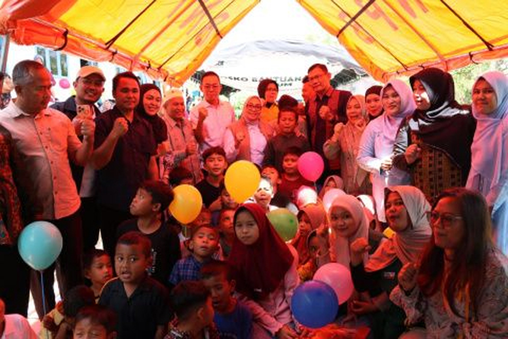 Menteri PPPA RI Arifatul Choiri Fauzi saat berdialog dengan pengungsi perempuan dan anak di lokasi Pengungsian Marsada, Kecamatan Sipirok, Tapanuli Selatan.