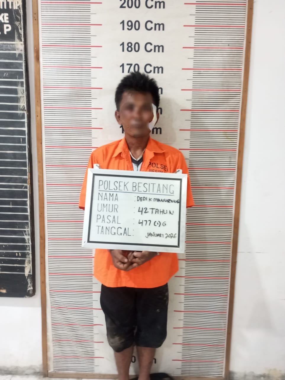 Pelaku pencurian sepeda motor saat diamankan petugas Polsek Besitang untuk menjalani proses hukum.