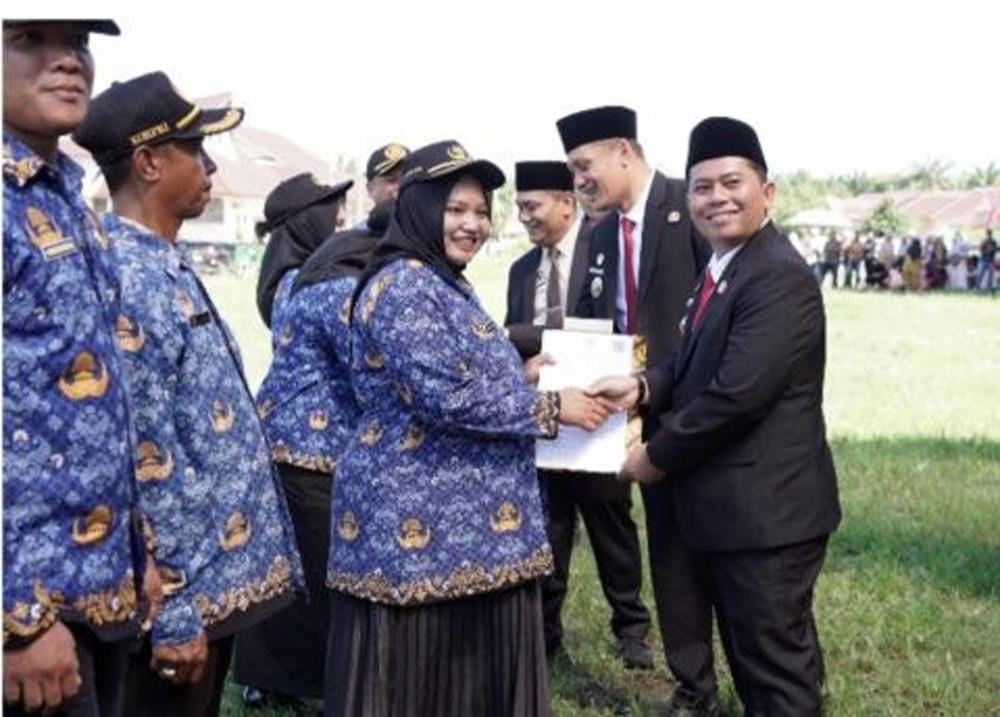 Bupati Padanglawas Putra Mahkota Alam Hasibuan saat menyerahkan Surat Keputusan (SK) PPPK Paruh Waktu kepada tenaga non-ASN.