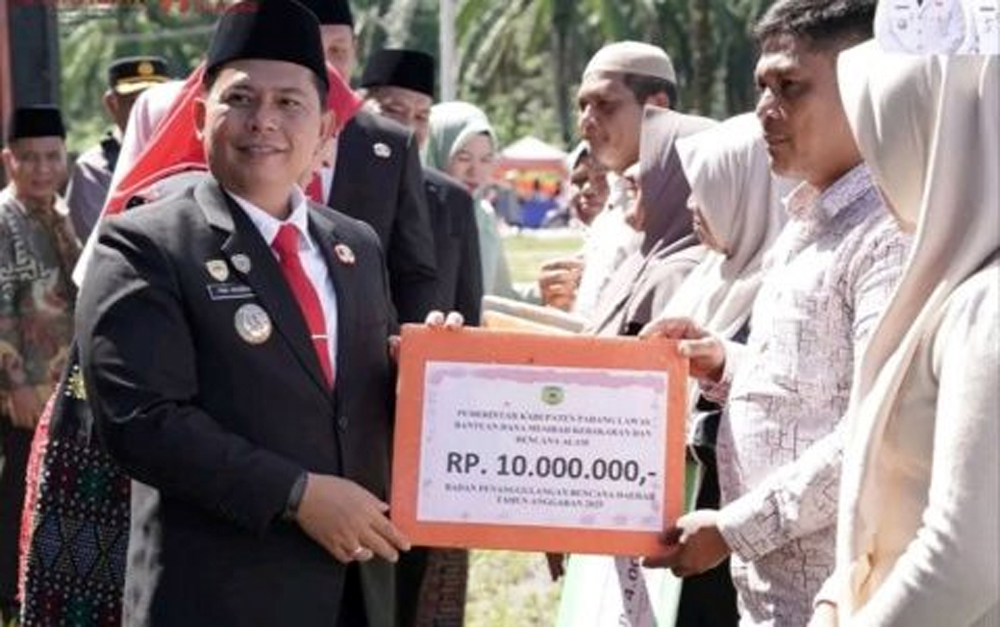 Penyerahan bantuan kepada korban bencana alam di Kabupaten Padanglawas, Senin (5/1/2026).