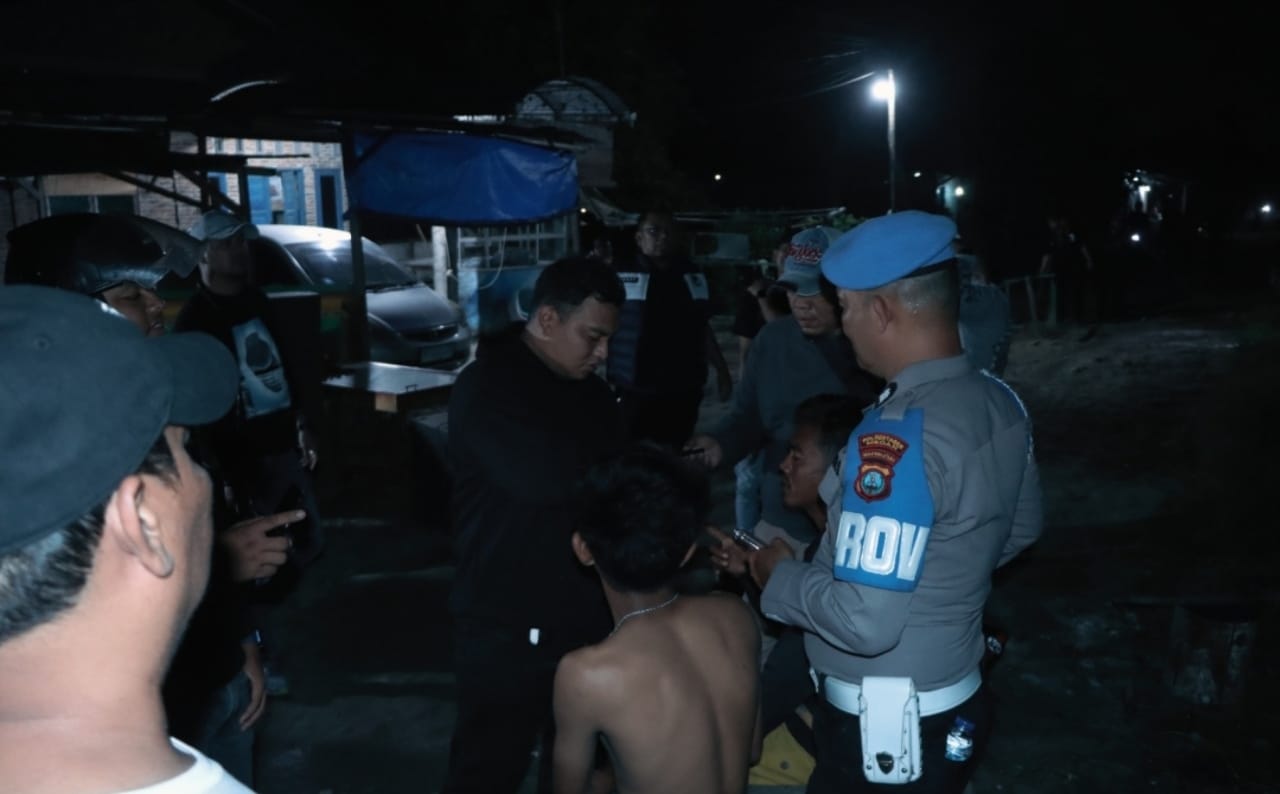 Petugas gabungan Polrestabes Medan saat menggerebek kawasan Jermal 15, Medan Denai, dalam operasi pemberantasan narkoba dan perjudian.