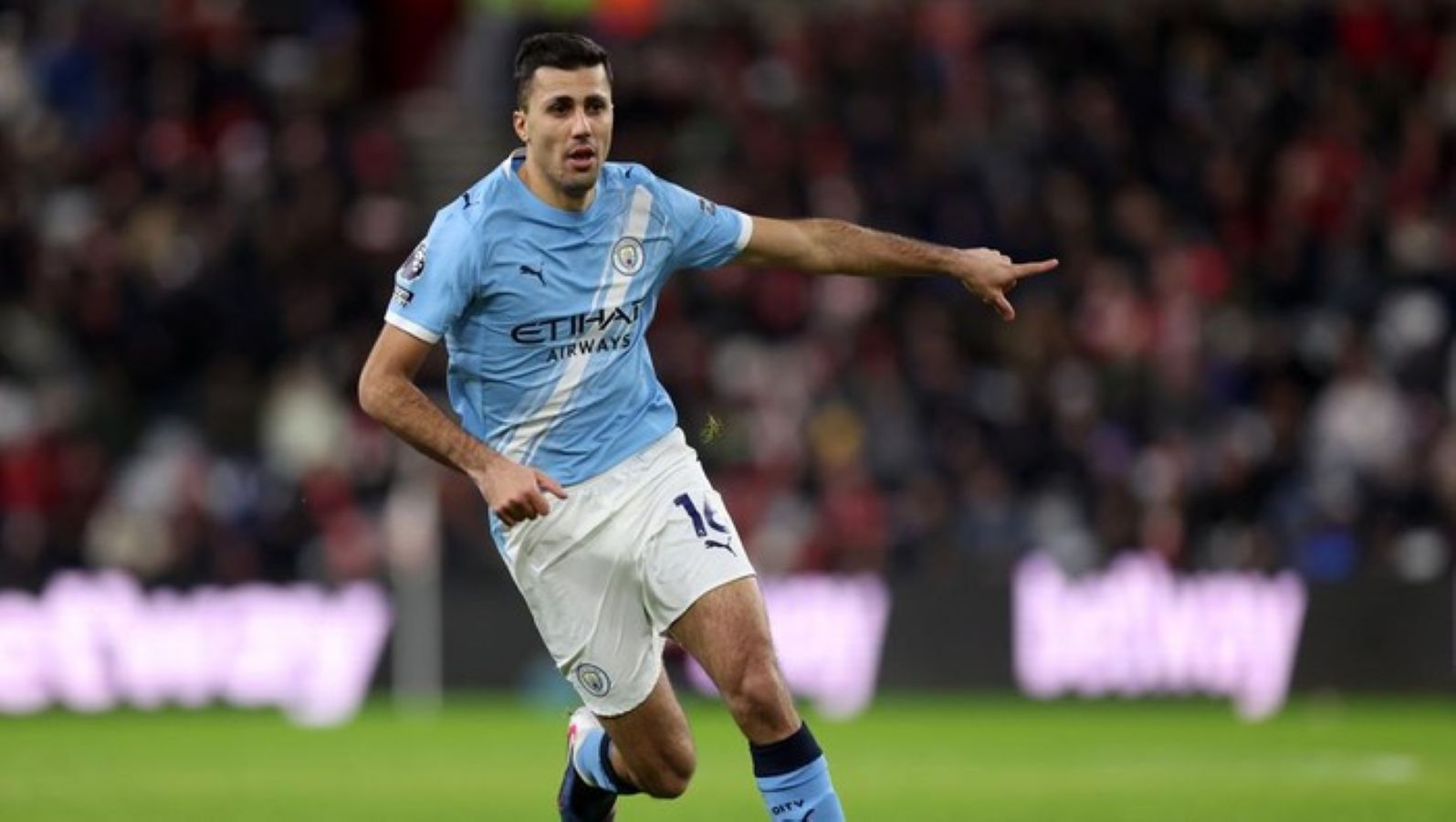 Gelandang Manchester City Rodri saat tampil di Premier League. Ia meminta tim fokus meraih poin meski tertinggal dari Arsenal.