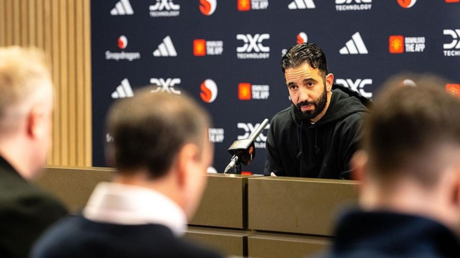 Ruben Amorim saat memimpin Manchester United. Pelatih asal Portugal itu dipecat setelah hasil buruk dan dugaan keretakan internal klub.