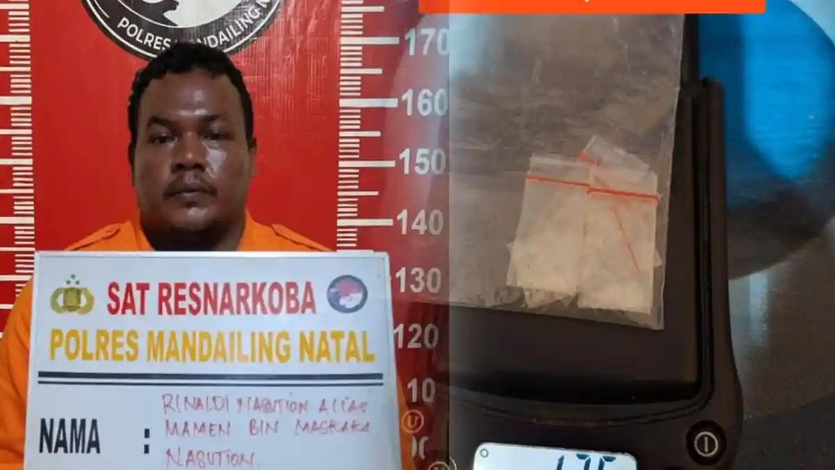 Tersangka RN alias Mamen bersama puluhan paket sabu siap edar yang diamankan Polres Mandailing Natal.