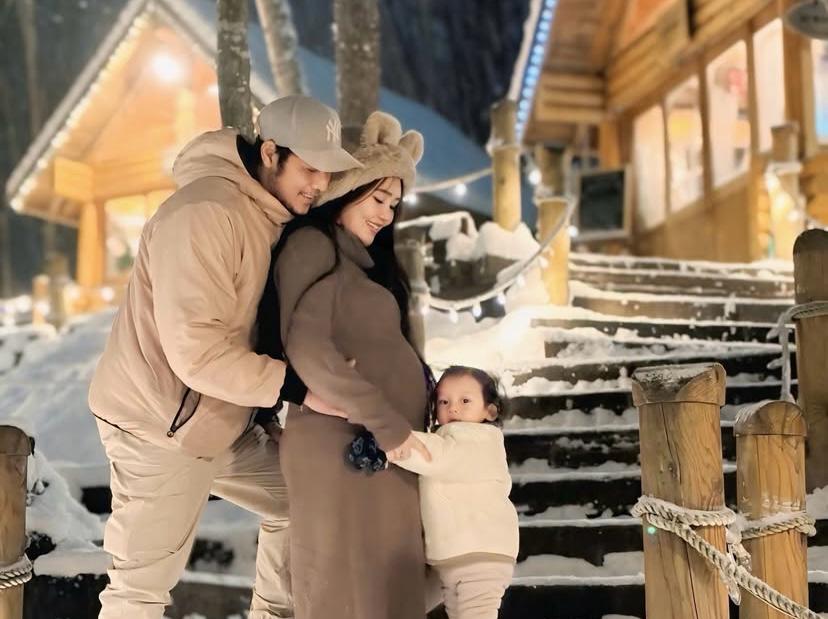 Via Vallen memamerkan baby bump saat liburan bersama suami dan anak pertamanya di kawasan bersalju Hokkaido, Jepang.