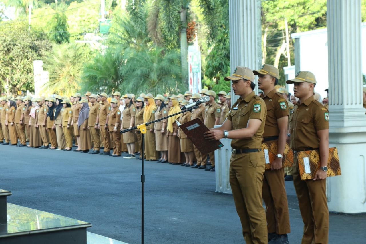 Aparatur sipil negara Pemko Pematangsiantar mengikuti apel pagi perdana Tahun 2026.