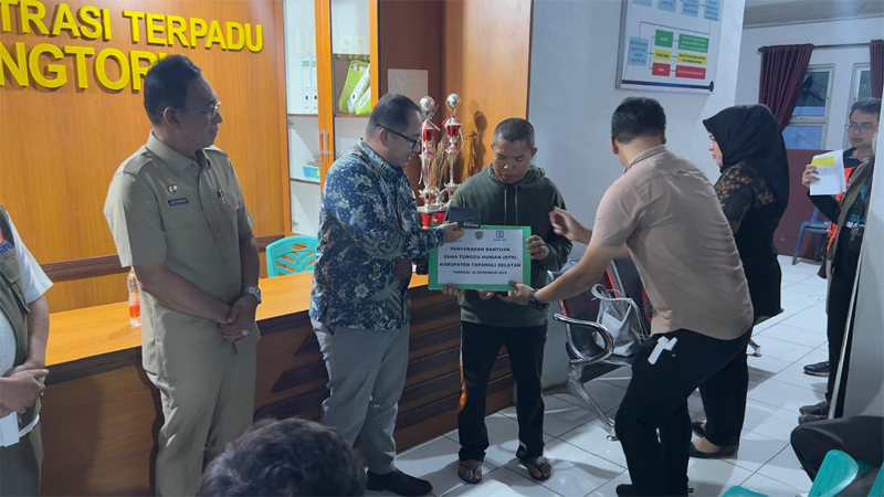 Pinca BRI Padangsidimpuan, Teuku Zulham bersama Bupati Tapsel, H.Gus Irawan Pasaribu serahkan bantuan DTH kepada warga terdampak bencana alam di Kec.Batang Toru.