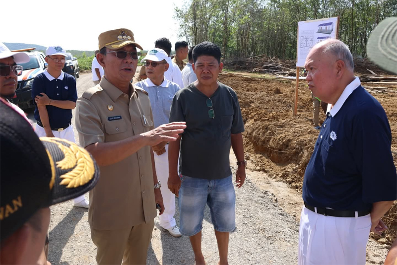 Bupati Tapsel H. Gus Irawan Pasaribu saat meninjau&nbsp;pembangunan Huntap bersama Yayasan Buddha Tzu Chi Indonesia.