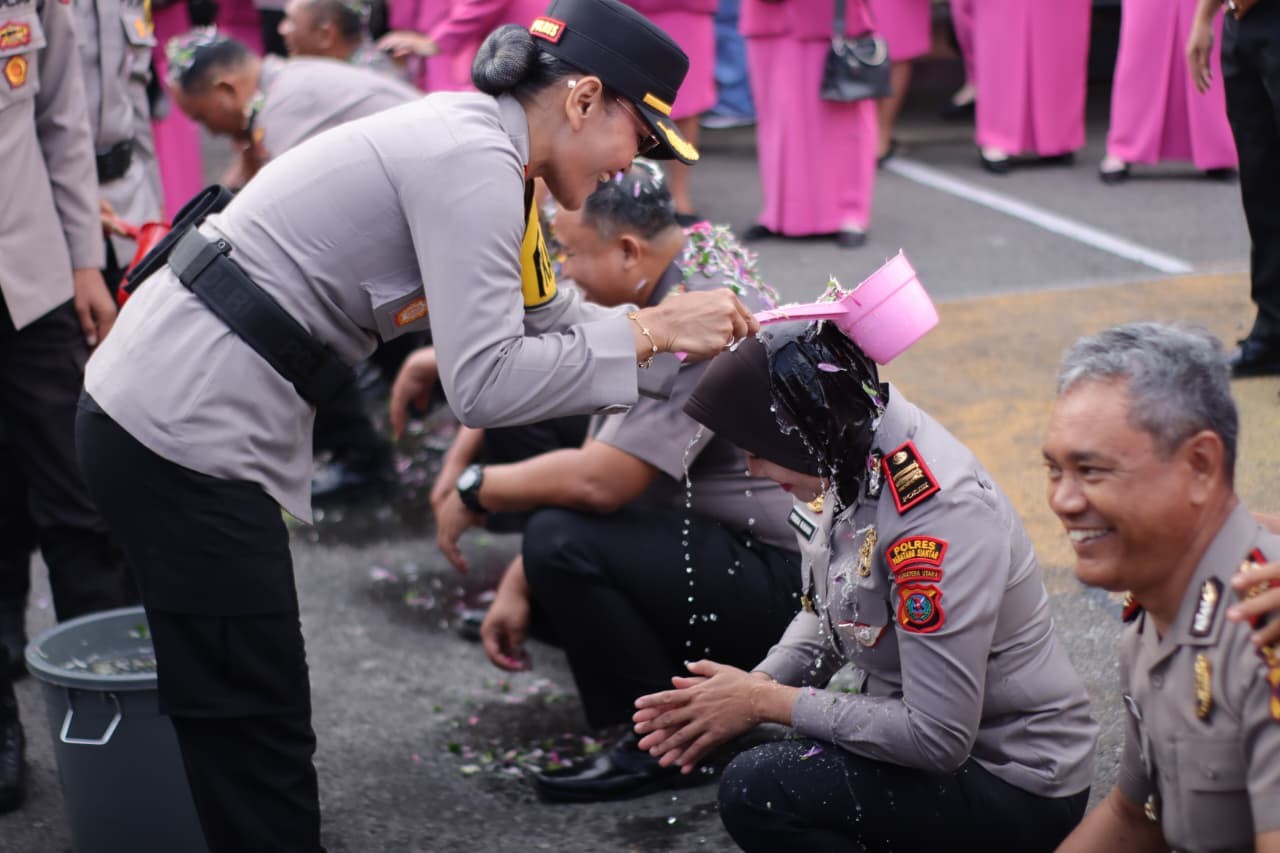 Tradisi mandi bunga bagi personel Polres Pematangsiantar usai upacara kenaikan pangkat awal tahun 2026.