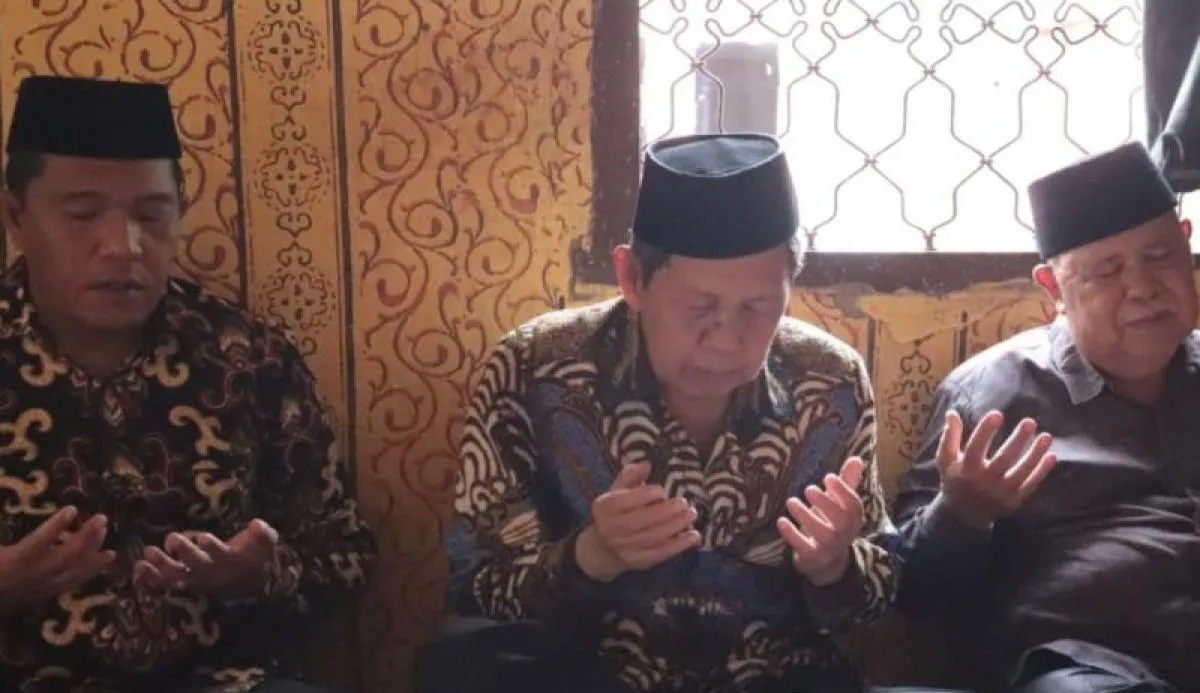 Wakil Bupati Padang Lawas Utara Basri Harahap saat menyampaikan belasungkawa kepada keluarga korban pembunuhan bocah di Kecamatan Padang Bolak.