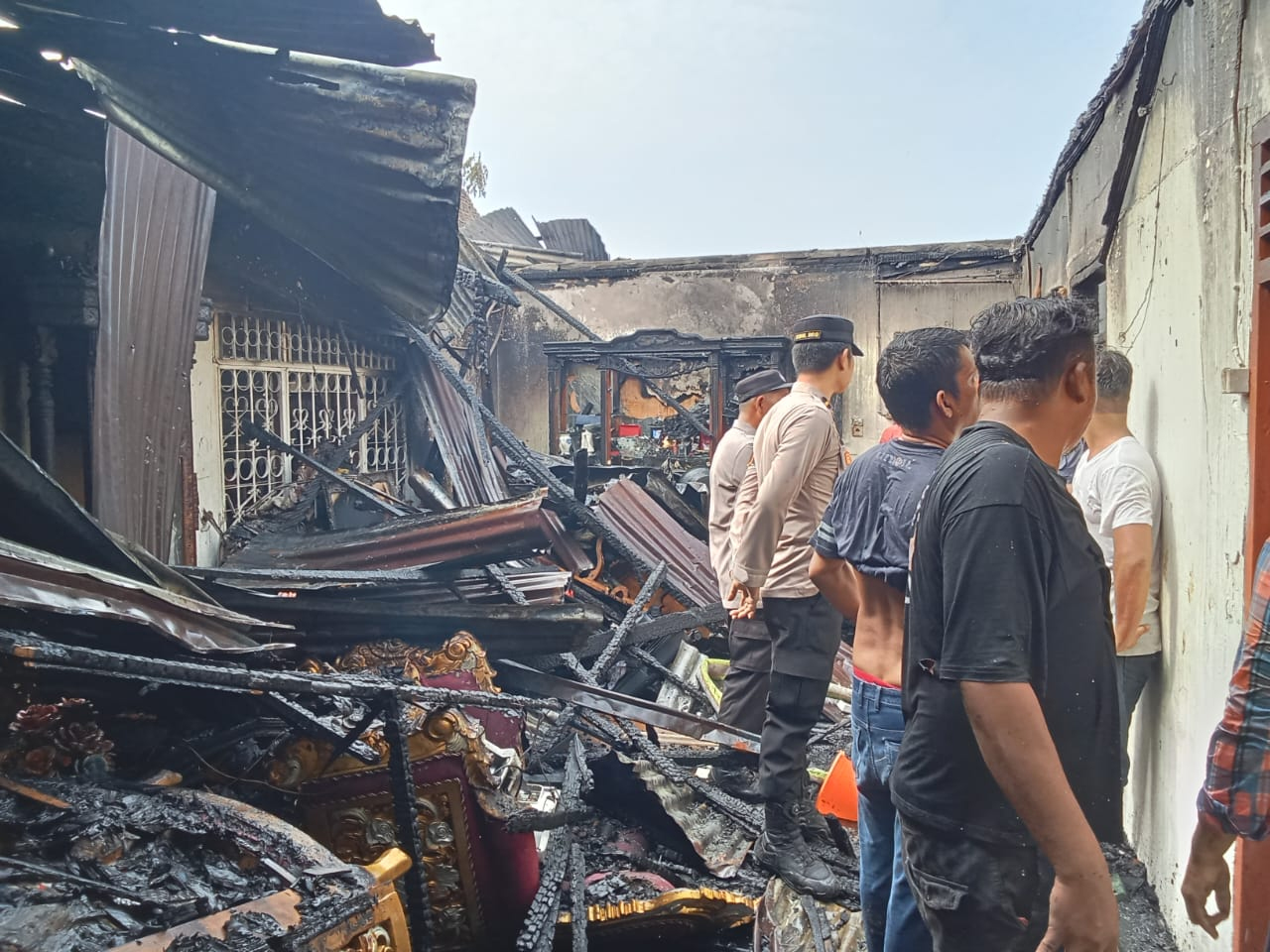 Bangunan rumah yang juga difungsikan sebagai gudang milik warga di Desa Mompang Julu, Madina, hangus terbakar, Selasa (6/1/2026).