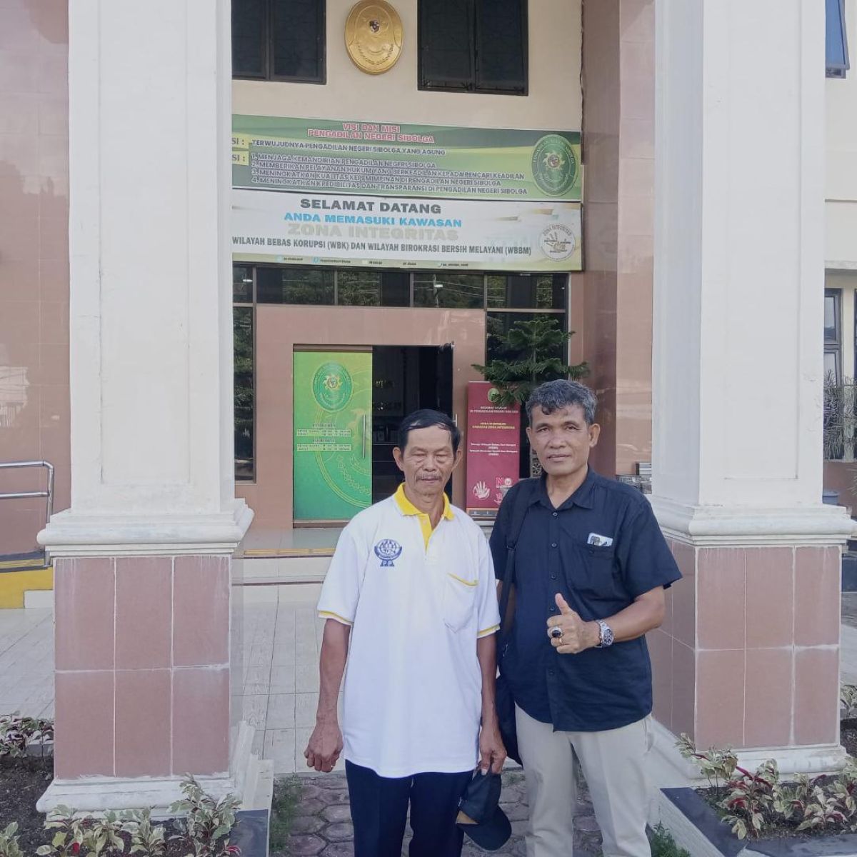 Budishokhi Zebua didampingi kuasa hukumnya, Johannes Nahum Manogi, usai mengikuti sidang mediasi sengketa lahan di Pengadilan Negeri Sibolga.