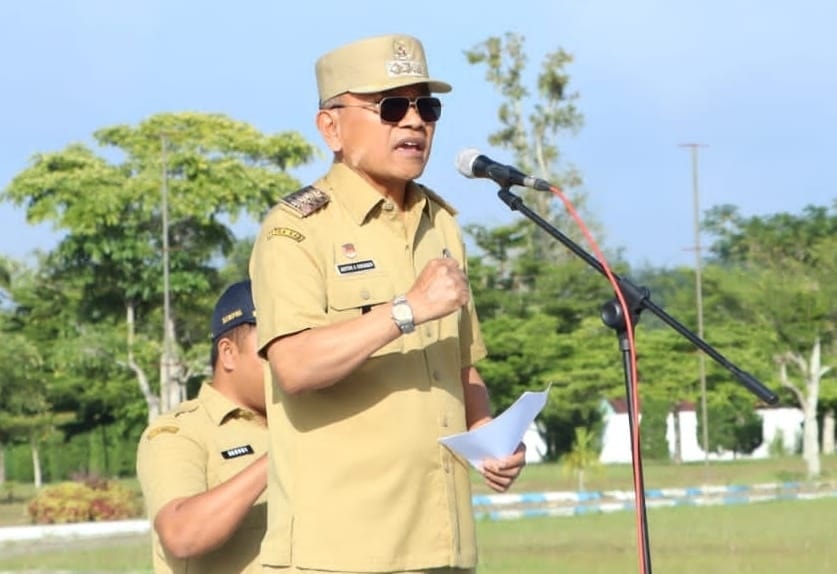 Bupati Simalungun Anton Achmad Saragih memimpin apel pagi ASN Pemkab Simalungun usai libur Natal dan Tahun Baru di Pamatang Raya.