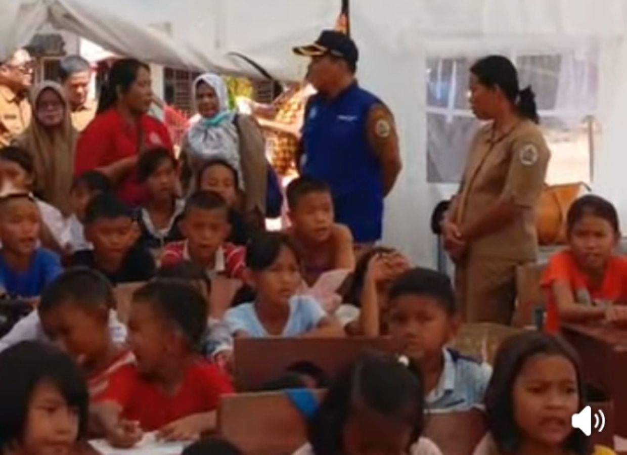 Dinas Pendidikan Tapteng melaksanakan kegiatan belajar mengajar di sekolah darurat dengan pendekatan pembelajaran menyenangkan pascabencana banjir bandang, Senin (5/1/2026).