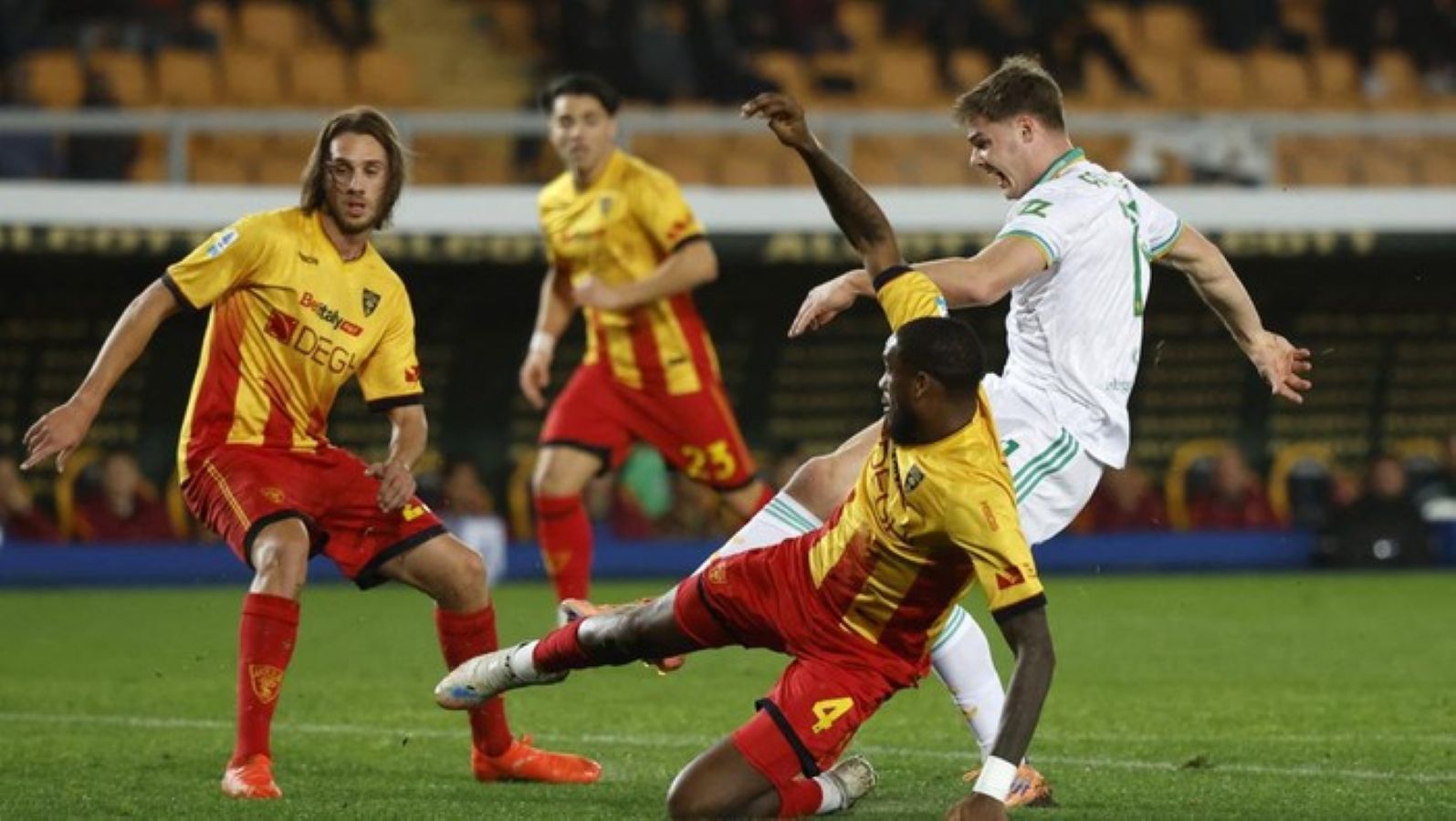 Evan Ferguson merayakan golnya saat membawa Roma unggul atas Lecce di Liga Italia, Rabu dini hari WIB.