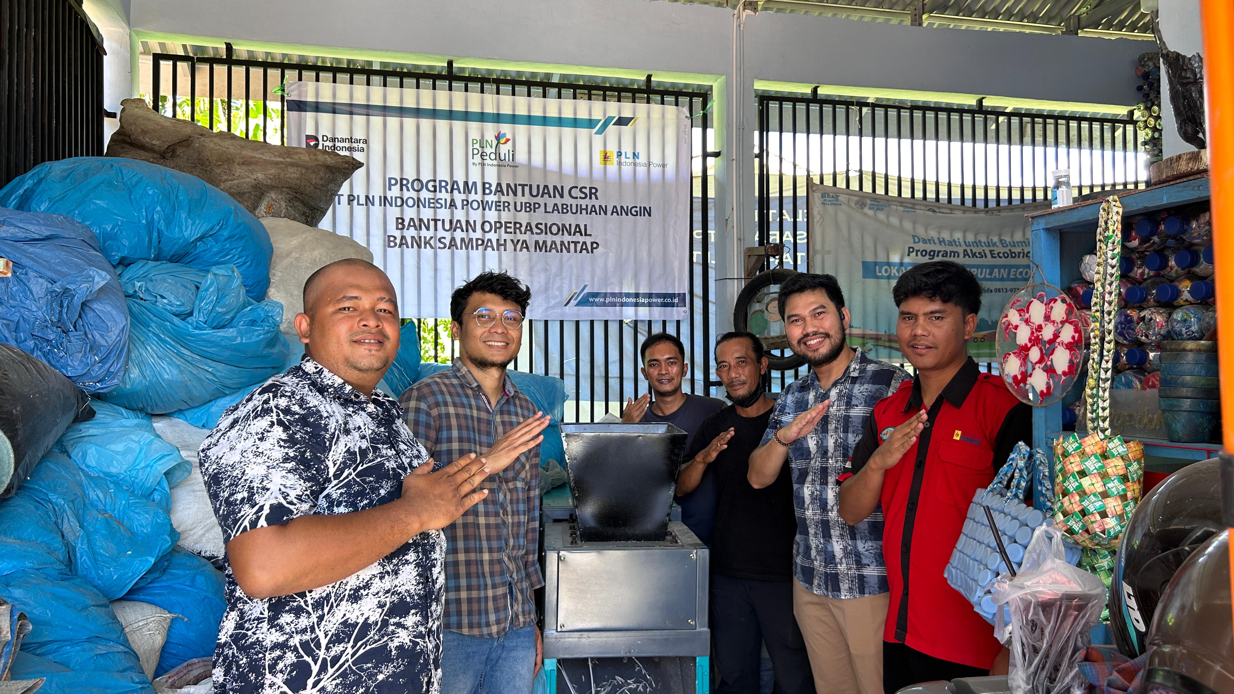 Serah terima bantuan operasional dari PT PLN Indonesia Power UBP Labuhan Angin kepada Bank Sampah Yamantap (Darwis Halawa & Humas UBP Labuhan Angin/MetroDaily)